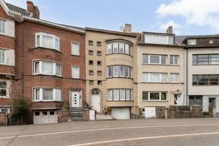 Achter deze klassevolle gevel bevindt zich dit uitermate LICHTRIJK en RUIM appartement (1°V) met 2 SLAAPKAMERS op prachtige locatie & met zicht op...