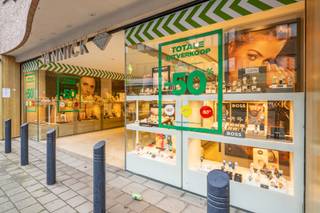 In het centrum van Kontich, op een uiterst commerciële locatie met veel passage, bevindt zich dit uitzonderlijk veelzijdige handelspand...