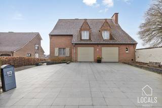 Zeer ruime woning met een rustige ligging en een prachtig groen verzicht in een doodlopende straat te Aspelare (Ninove)Binnenin geniet u van een...