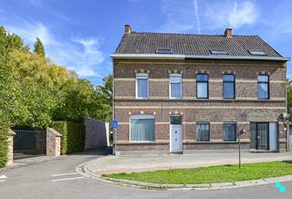 Deze charmante woning beschikt over tal van karakteristieke elementen. De woning dient gerenoveerd te worden maar kan mits grondige renovatie een...