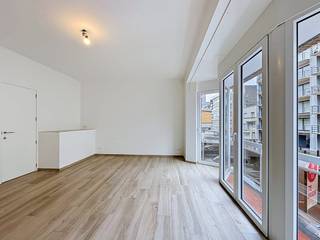 In de Sint Idesbaldusstraat te Koksijde vinden we dit recent gerenoveerd appartement met 2 ruime slaapkamers. Het appartement bevindt zich vlakbij...