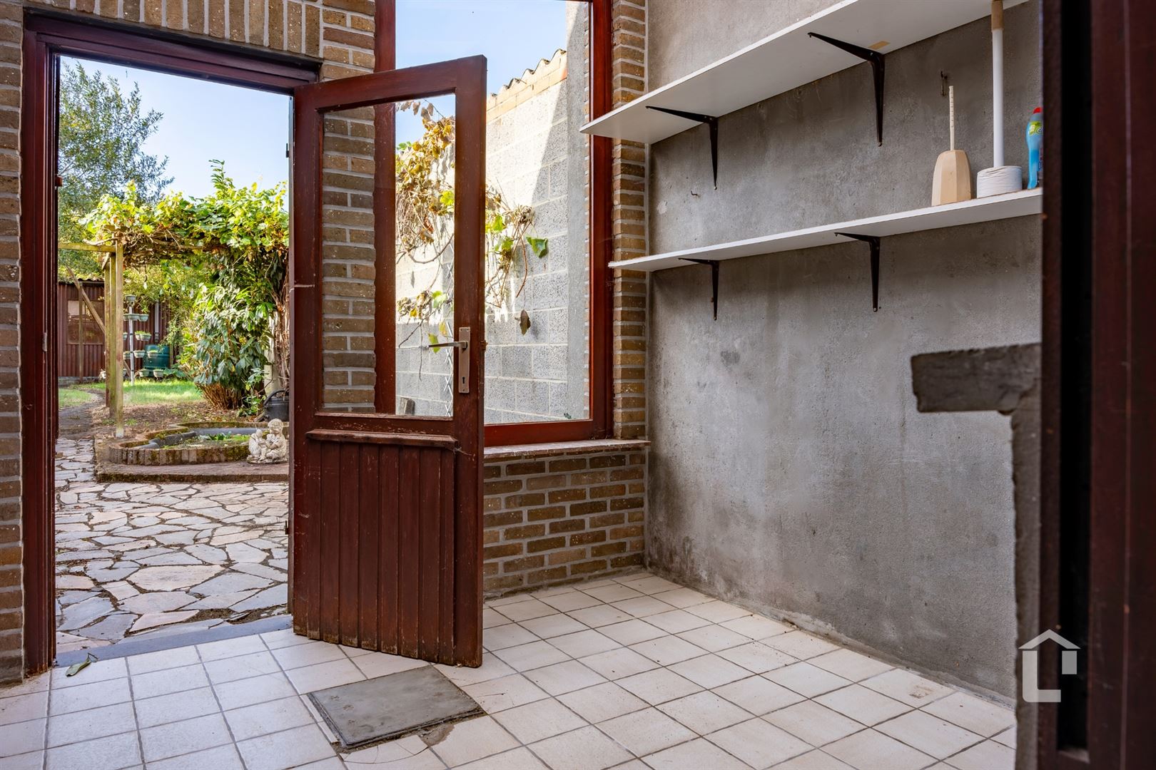 Te renoveren rijwoning met veel potentieel - foto 5
