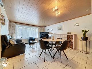 Welkom in de Jan Zonder Vreesstraat 24, een rustige maar centrale ligging in 9000 Gent. Dit appartement biedt een ideale combinatie van wooncomfort, en een uitstekende bereikbaarheid.<br /><br />Bij het binnenkomen word je verwelkomd door een ruime leefruimte met grote ramen die zorgen voor een aangename lichtinval doorheen de dag. De aangrenzende keuken is praktisch ingericht en biedt alle comfort voor dagelijks gebruik.<br /><br />Het appartement beschikt over twee volwaardige slaapkamers, ideaal voor koppels, jonge gezinnen, thuiswerkers of investeerders. De badkamer is netjes en voorzien van alle nodige faciliteiten.<br /><br />Een mogelijkheid als extra aankoop en een groot pluspunt is de privatieve garage, een absolute meerwaarde in deze buurt waar parkeergelegenheid schaars is. Daarnaast is er ook een handige privéberging, perfect voor het stockeren van seizoensmateriaal of extra huishoudspullen.<br /><br />De locatie is een echte troef: op wandelafstand van winkels, openbaar vervoer, scholen en het bruisende stadscentrum van Gent. Toch geniet je hier van een rustige woonomgeving, weg van de drukte.<br /><br />Dit appartement is ideaal voor wie op zoek is naar een comfortabele woonplek op een geliefde locatie of voor investeerders die een zorgeloze verhuur wensen.<br /><br />Een bezoek inplannen kan via de knop "bezoeken".<br /><br />Wil je graag meer informatie? Aarzel niet om contact op te nemen.