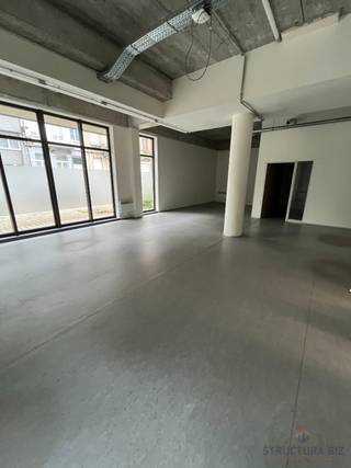 In a building built in 2012, there is a glazed ground floor of 620 m², divided into different spaces. The space was completely renovated in 2019...