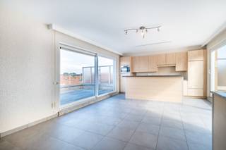 Unique duplex penthouse in the intimate Carrera residence, located on Hertstraat in Koksijde-Bad. The quiet location, parallel to the shopping street, means that restaurants, shops, and the sea are all within walking distance. Thanks to the two spacious terraces, you can enjoy the sun all day long.<br /><br />Layout:<br />Ground floor:<br />Entrance hall | first bedroom with adjoining bathroom featuring a bathtub, vanity sink, and access to the balcony | second bedroom with en-suite bathroom (shower and vanity sink) | separate storage room | separate toilet with vanity sink.<br />Upper floor:<br />Bright living area with fully equipped kitchen | storage room | separate toilet | two large terraces, each with a locked terrace storage shed.<br /><br />The electrical system complies with current standards through 2031. There is the option to purchase a locked garage with an accompanying parking space.<br /><br />Are you looking for an apartment with large terraces in the center of Koksijde-Bad? Don’t hesitate to contact us.