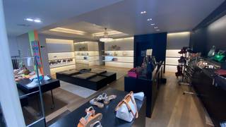 Het pand is modern ingericht en beschikt over grote etalage ruimtes die zorgen voor veel natuurlijk licht en een uitstekende zichtbaarheid van...