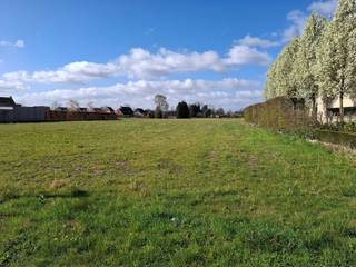 Unieke bouwgrond in het centrum van Geel voor open bebouwing met een totale oppervlakte van 12a 45ca.<br /><br />De grond heeft een straatbreedte van +/-25m en een diepte van +/-50m.<br /><br />Rustig gelegen met een prachtig groen uitzicht en op een boogscheut van de Geelse Markt.<br /><br />Stedenbouwkundige info in aanvraag!<br /><br />Contacteer ons kantoor voor meer info of een bezoek ter plaatse via 0471/605.314 of mail info@immo-b.be!