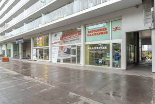<p><strong>Wordt gerenoveerd (inrichting bespreekbaar met de nieuwe huurder)<br /></strong>Dit handelspand aan De Merodecenter 9 bus 19 in Turnhout zal nog worden gerenoveerd. De renovatie en verdere afwerking kunnen, waar mogelijk, in overleg met de toekomstige huurder worden afgestemd, zodat het pand optimaal kan worden ingericht volgens de noden van de nieuwe handelszaak.</p>
<p>Het pand beschikt over een uitstekende commerciële ligging en geniet een grote visibiliteit dankzij de ligging langsheen de drukke De Merodelei.</p>
<p><strong>Ruim en veelzijdig handelspand<br /></strong>De verkoopsruimte is verdeeld over een voorste en achterste gedeelte:<br /><br />- Voorste gedeelte: ca. 60 m² + mezzanine (huurprijs 1.150 euro)<br />- Achterste gedeelte: ca. 77 m² + mezzanine (huurprijs 750 euro)<br />- Totale oppervlakte: ca. 137 m², exclusief de extra mezzanineruimte<br />- Totale hoogte: maar liefst 5 meter<br /><br />Het voorste en achterste gedeelte beschikken elk over een eigen ingang. Hierdoor bestaat de mogelijkheid om het pand op te delen in <strong>twee afzonderlijke handelsruimtes</strong>, wat interessant kan zijn voor meerdere zelfstandigen of verschillende commerciële activiteiten.</p>
<p><strong>Grote visibiliteit en rustige binnentuin<br /></strong>Het voorste gedeelte bevindt zich langsheen de<strong> </strong>drukke De Merodelei, wat zorgt voor een grote zichtbaarheid en commerciële aantrekkingskracht.</p>
<p>Achteraan loopt de verkoopsruimte over een lengte van ongeveer 11 meter uit op een rustige binnentuin. Deze combinatie van een zeer zichtbare voorzijde en een rustige achterzijde maakt het pand bijzonder veelzijdig.</p>
<p>Heeft u interesse? Neem contact met ons op voor meer informatie of een bezoek ter plaatse.</p>