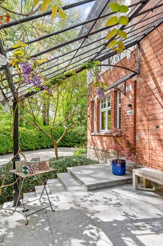 Ontdek deze charmante herenwoning in Brasschaat, gelegen in een rustige en private omgeving, omgeven door een prachtige tuin waar het...