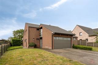 <p>Deze ruime gezinswoning combineert een aangename woonoppervlakte met een perceel van 1.060 m², vlak bij het centrum van Aalter. <br />Een woning met een stevige basis, veel ruimte en mogelijkheden om ze verder naar eigen smaak in te richten.</p><p><strong>INDELING</strong><br />Via de inkomhal met gastentoilet en vestiaire komt u in de ruime leefruimte met zithoek, eetplaats en een opkamer met vide die momenteel als bureau wordt gebruikt.<br />De keuken kijkt uit op de tuin en aansluitend is er nog een keukenberging en een wasplaats met recente inloopdouche.<br />De woning beschikt ook over een dubbele garage met stockagezolder</p><p>Op de eerste verdieping zijn er vier kamers en een ruime badkamer.</p><p>Het dak werd recent vernieuwd en voorzien van zonnepanelen. Ook de garagepoort en een deel van de ramen werden vernieuwd. <br />In de leefruimte en keuken zijn airco-installaties aanwezig die tevens als lucht-luchtwarmtepomp functioneren.</p><p>De woning beschikt over een ruim en gunstig georiënteerd perceel van 1.060 m², waardoor u volop van de tuin en de zon kunt genieten.</p><p>Kortom: ruimte om vandaag te wonen en morgen verder te creëren.</p><p><strong>!! Beschikbaar vanaf najaar 2027</strong></p><p><strong>TROEVEN OP EEN RIJ</strong><br />• Ruime gezinswoning met 4 kamers<br />• Mooi en zuid geörienteerd perceel van 1.060 m²<br />• Gunstige ligging <br />• Stevige basis met mogelijkheden </p><p>Contacteer ons voor een bezoek. <strong>Simon +32 499 99 49 17 </strong>of <strong>simon@heritagevastgoed.be</strong></p><p><strong>Praktische info:</strong><br />• EPC label C | 290 kWh/m² jaar – renovatieverplichting<br />• Stedenbouwkundige inlichtingen: Vg | WgLk | Gmo | Gvkr | Vv<br />• Overstromingsgevoeligheid: Perceelscore D, Gebouwscore C<br />• De bovenvermelde bewoonbare oppervlakte betreft de bruto oppervlakte zoals vermeld in het EPC-attest.<br /> </p>