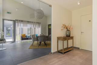 Vandaag nemen we je mee naar een instapklaar en representatief handelspand in hartje Bornem. Dankzij de uitstekende ligging heb je alles...