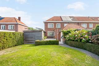 Te koop: Gerenoveerde woning met 3 slpk, leuke tuin en carport Op een aangename ligging in Deinze bevindt zich deze gerenoveerde halfopen woning met een bewoonbare oppervlakte van ca. 175 m². De combinatie van ruimte, een verzorgde tuin en energiezuinige voorzieningen maakt dit een ideale gezinswoning.Wat maakt deze woning uniek?De ruime en lichtrijke leefruimte geniet dankzij de grote raampartijen van veel natuurlijk licht. Aansluitend bevindt zich de volledig uitgeruste keuken met eetplaats, vanwaar u rechtstreeks toegang heeft tot de tuin. De woning beschikt over 3 volwaardige slaapkamers en een verzorgde badkamer. Buiten geniet u van een aangename tuin met carport, aangevuld met voldoende parkeergelegenheid voor de woning.De woning is beschikbaar na de zomer van 2027.Voor wie is dit ideaal?Ideaal voor gezinnen of koppels die op zoek zijn naar een ruime, gerenoveerde woning met tuin, carport en energiezuinige voorzieningen in Deinze.Te koop via Immo Beguin, jouw vastgoedexpert sinds 2009, met kantoren in Ronse, Waregem, Kortrijk, Deinze, Doornik, Lessines, Moeskroen en Nieuwpoort.