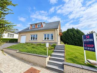 <strong>TE KOOP - Pajottegem (Gooik) </strong>- <strong>Alleenstaande woning</strong> op een perceel van <strong>5a21ca</strong> gelegen in een rustige straat, op wandelafstand van de dorpskern van Gooik. <br /><br />Gelijkvloers verdieping met inkomhal, bureau, lichtrijke woonkamer en een volledig uitgeruste <strong>keuken (nieuw)</strong>. Toilet met lavabo in de inkomhal. <br /><br />Verdieping met <strong>3 ruime slaapkamers</strong> die elk zowel inbouwkasten hebben als een kleine zolderruimte. Badkamer met lavabo, wc, bidet en douche. <br /><br /><strong>Kelder</strong> met opslagruimte voor je beste wijnflessen of andere zaken. <br /><br /><strong>Garage voor 1 wagen </strong>met automatische poort. Naast de woning heeft u nog een oprit met plaats voor meerdere wagens.<br /><br />Elektrische installatie conform. Verwarming op stookolie (brander van 2007). Het dak werd reeds geïsoleerd.<br /><br /><strong>Vraagprijs: 439.000euro</strong><br /><br /><strong>EPC - Score 316 - label D - referentie 20240123-0003119303-RES-2</strong><br /><br />Interesse? Vraag nu uw bezoek aan via info@dehenauvastgoed.be of via 0473 36 48 23<br /><br />Stedenbouwkundige informatie in aanvraag. <br /> 