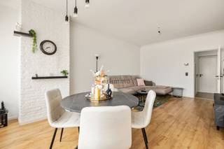 <h3><span>Instapklaar appartement in klein rustig blokje ideaal voor singles of een rustig koppel</span></h3><p><span>Distellhoek 43, Merksem</span><span> 2de verdieping</span></p><p><span>Wat een tof appartement! Gelegen in een rustige, kleinschalige blok zonder lift ) en een bijzonder goede bereikbaarheid richting </span><span>haven en centrum Antwerpen</span><span>. Dit appartement is perfect voor een </span><span>single</span><span> of een </span><span>koppel</span><span> dat houdt van wonen zonder drukte, met praktische extras.</span></p><p><span>Bij het betreden van het gebouw valt meteen de </span><span>verzorgde traphal</span><span> op. Op het gelijkvloers beschik je over een </span><span>zeer ruime privé berging</span><span> ideaal voor </span><span>je wasmachine</span><span>, </span><span>extra opslag</span><span> én </span><span>fietsen</span><span>. (15m²)</span></p><p><span>Op de 2de verdieping kom je binnen in een inkomhal met ruimte voor een schoenenkast of vestiaire. De </span><span>lichte woonkamer</span><span> ligt op nieuwe laminaatvloer en sluit aan op een </span><span>moderne keuken</span><span> met </span><span>kwalitatieve toestellen</span><span>. De </span><span>nieuwe badkamer</span><span> is compact maar stijlvol met een </span><span>inloopdouche</span><span>, </span><span>lavabomeubel</span><span>, </span><span>toilet</span><span> en </span><span>handdoekradiator</span><span>.</span></p><p><span>Er zijn </span><span>twee slaapkamers</span><span>, waarvan één iets kleiner, beide geven uit op een gezellig terrasje aan de achterzijde.<br />Verder: </span><span>overal nieuwe ramen en rolluiken</span><span>, waarvan die in de woonkamer </span><span>elektrisch</span><span> bedienbaar zijn.</span></p><p><span>Verwarming en elektriciteit: gemiddeld </span><span>90€/maand</span><span><br />Geen maandelijkse kosten: enkel water en minuterie van de hal<br /></span><span>Momenteel verhuurd aan zeer degelijke en correcte huurder 925 euro per maand mar het appartement is vrij en beschikbaar 1 december.</span><span><br /></span><span>Troeven op een rijtje:</span></p><ul><li><span>Instapklaar en rustig gelegen</span></li><li><span>ideale investering (huurpotentieel 950 euro)</span></li><li><span>Kleine residentie = lage kosten (200 euro per jaar )</span></li><li><span>Grote privéberging op het gelijkvloers</span></li><li><span>Ideaal voor wie werkt in de haven of Antwerpen</span></li><li><span>Nieuwe ramen, rolluiken & badkamer</span></li><li><span>Terrasje achteraan</span></li></ul><p><span>Interesse? Contacteer Verlimmo voor een bezoek: </span><span>03/658.95.58</span><span><br /></span><span>Een compact maar compleet appartement voor wie rust, bereikbaarheid en praktisch comfort belangrijk vindt.</span></p>