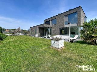 This recent and energy-efficient home enjoys a very quiet yet central location near the center of Waardamme.This furnished property is available for...