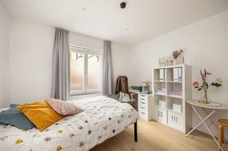 <p><span>Deze luxueuze studentenkamer in residentie "ME59" bevindt zich in een authentiek gebouw op de Mechelsestraat.</span></p><p><span>Het gebouw werd in 2022 volledig gerenoveerd en afgewerkt met hoogwaardige materialen. </span></p><p><span> </span></p><p><span>De studentenkamer bevindt zich pal in het centrum van Leuven op een toplocatie aan de Vismarkt. <br />De kamer is voorzien van een grote kleerkast waardoor er voldoende opbergruimte is. De kamer heeft ook een vast meubel met persoonlijke frigo met vriesvak en microgolf. Verder beschikt de kamer over een persoonlijke badkamer met douche, lavabo en toilet. Verder is de kamer bemeubeld met een bed, bureau en een bureaustoel. </span></p><p><span> </span></p><p><span>In het gebouw zijn er twee gemeenschappelijke keukens De volledig uitgeruste keukens zijn voorzien van een oven, kookplaat, eettafel, wastafels en een persoonlijke opbergkast die op slot kan.</span></p><p><span>Het gebouw beschikt ook over een ruime fietsenstalling die toegankelijk is via Craenendonck. </span></p><p><span> </span></p><p><span>Deze studentenkamer is niet alleen geschikt om te laten bewonen door uw zoon of dochter, maar dit kan ook perfect dienen als een rendabele investering!</span></p><p><span> </span></p><p><span>Verhuurd tot september 2026!</span></p><p><span> </span></p><p><span>Interesse in deze hoogwaardige studentenkamer? Contacteer ons via 016 15 31 15 of info@immolivit.be</span></p><p><span> </span></p><p><span> </span></p><p><span> </span></p><p><span> </span></p>