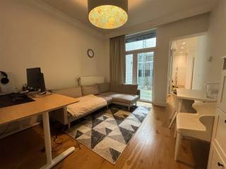 <p>**<span><strong>Appartement charmant à louer dans un bâtiment historique**<br /><br />Dans</strong></span> un hôtel particulier de la rue Koning Leopold I se trouve cet <strong>appartement d'une chambre à coucher</strong> extrêmement charmant. Le bâtiment respire la classe et le caractère. L'appartement est situé au <strong>deuxième étage</strong>, ce qui lui confère une tranquillité et une intimité accrues. Ici, vous profiterez du meilleur des deux mondes : la vie urbaine animée à proximité, combinée à la sérénité de votre propre maison.<br /><br />L'appartement dispose d'une<strong> cuisine et d'une salle de bains</strong> entièrement<strong> installées</strong>. À l'avant, il y a un <strong>balcon</strong>, tandis qu'à l'arrière, vous pouvez profiter d'une agréable<strong> terrasse</strong>. L'espace de vie est baigné par la lumière du soleil et la cheminée authentique ajoute charme et chaleur à l'espace.<br /><br />En outre, il y a une <strong>buanderie commune</strong> dans l'immeuble, ce qui ajoute au confort de vivre ici de manière totalement indépendante.<br /><br />Ce<span><strong>logement</strong></span> pourrait-il<span><strong>devenir votre nouvelle maison ?</strong></span> N<span><strong>'hésitez pas à nous contacter au 016 229 228 ou verhuur@connect-immo.be<br /><br />Huurprijs :</strong></span> €1250 + €90 (charges communes + eau) + électricité/gaz/internet à prendre en charge par le particulier<br />Disponible à partir du 1er juillet - pas de location aux étudiants</p>