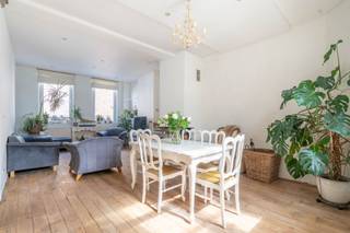 Century21ImmoNero stel voor, deze bijzonder ruime (237m²) en stijlvolle karakter woning die u zal verleiden door zijn ongeëvenaarde charme en vele authentieke elementen, uitstekend gelegen op een paar honderd meter van treinstation en centrum en vlakbij winkels en school en op wandelafstand van het Zoniënwoud. De woning, die volledig onderkelderd is bestaat uit: Gelijkvloers: mooie inkom met trap, afzonderlijke vestiaire ruimte met ingemaakte kasten en WC,living 35m², zeer lumineuze keuken van 12m² en een garage met elektrische sectionale poort. Verdiep: mooie ouderkamer met een ensuite badkamer met bad en douche, 2 kamers waarvan 1 nog af te werken. Zolder: studio met ingerichte keuken, badkamer met WC, living met mezannine, en 2 kamers, waarvan 1 nog af te werken. In de tuin vindt U verschillende sfeervolle terrassen en een ruime berging. De gas condensatie ketel dateert van 2022.Beschikbaar 3 maand na ondertekening Akte. MEER INFO: www.groenendaalsesteenweg67.be