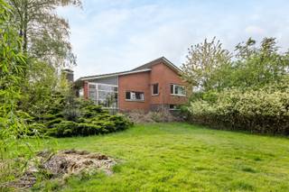 Op een perceel van 23a 97ca in een rustige, residentiële buurt vind je deze seventies bungalow, ideaal voor een totaalrenovatie of nieuwbouw...