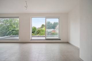 <p>Via een private inkomhal op het gelijkvloers betreedt u deze verrassend ruime woonentiteit, die zich uitstrekt over meerdere verdiepingen en het comfort van een woning combineert met de praktische voordelen van een kleinschalige residentie.</p><p></p><p>Via de inkomhal komen we met de trap tot de eerste verdieping waar zich de centrale en lichtrijke woonkamer met open keuken bevindt. Vanuit de leefruimte heeft u rechtstreeks toegang tot het terras, waar u in alle rust kunt genieten van het buitenleven.</p><p><em>Ter illustratie werd een AI-visual toegevoegd van het afgewerkte terras.</em></p><p>Verder bevinden zich op deze verdieping een eerste (slaap)kamer, een gastentoilet en een praktische technische berging.</p><p></p><p>De vaste trap leidt naar de tweede verdieping, waar we toegang hebben tot twee volwaardige slaapkamers, een badkamer en een afzonderlijk toilet. Via de zoldertrap bereikt u bovendien de praktische zolder, ideaal als extra bergruimte.</p><p></p><p>Ook op het vlak van energiezuinigheid scoort deze entiteit uitstekend. Dankzij de warmtepomp met vloerverwarming, de zonnepanelen en de kwalitatieve gebruikte materialen geniet u van een aangename woonbeleving.</p><p></p><p>Als extra troeven beschikken we hier over een private parkeerplaats vooraan het gebouw en een gemeenschappelijke fietsen- en afvalberging.</p><p></p><p>Dankzij de doordachte indeling, de private inkom en de drie volwaardige kamers vormt dit de ideale thuis voor gezinnen of iedereen die op zoek is naar ruimte en energiezuinig wonen.</p><p></p><p>Bovendien wordt deze eigendom verkocht onder het stelsel van de verkooprechten en niet onder het btw-stelsel, wat een aanzienlijk financieel voordeel kan betekenen voor de koper.</p><p></p><p>Wilt u deze eigendom en zijn troeven zelf ontdekken, neem dan zeker contact op voor het plannen van een bezoek ter plaatse.<br /><strong><u>Interesse?</u> </strong>Contacteer Steffi telefonisch op 0498/50.50.94 of per mail steffi@vastgoeddevos.be </p>
