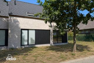 Ontdek deze moderne halfopen nieuwbouwwoning, gelegen op een perceel met een totale oppervlakte van 401 m². De woning combineert hedendaags wooncomfort met een zeer energiezuinig karakter en een aangename, lichtrijke indeling.<br /><br />Op het gelijkvloers geniet u van een ruime en lichtrijke leefruimte met aansluitend een mooie leefkeuken. Daarnaast is er een praktische berging.<br />De eerste verdieping omvat 3 slaapkamers, een apart toilet en een comfortabele badkamer uitgerust met zowel bad als douche. Via een zolderluik bereikt u bovendien de zolder, ideaal als extra bergruimte.<br /><br />Ook technisch is deze nieuwbouwwoning helemaal mee met haar tijd. Zo beschikt ze over vloerverwarming, zonnepanelen en een regenwaterput van maar liefst 10.000 liter. Dit alles draagt bij aan een energiezuinige woning.<br /><br />Buiten is het heerlijk vertoeven in de aangename tuin, die voldoende ruimte biedt om in alle rust van het buitenleven te genieten.<br /><br />Een ideale woning voor wie op zoek is naar nieuwbouw, energiezuinigheid, ruimte en hedendaags wooncomfort.<br />Prijs exclusief btw op de constructiewaarde en registratierechten op de grondwaarde.