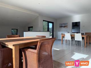 <p><span>Deze vrijstaande woning ligt in een rustige wijk aan de rand van het dorp in Gooreind. Winkels, vervoer en scholen bevinden zich op een korte afstand. </span></p><p><span> </span></p><p><span>Indeling: </span></p><p><span>Gelijkvloers: </span></p><p><span>Inkomhal met gastentoilet, leefruimte (52m²) onderverdeeld in een zit-en eethoek. Aansluitend de aparte keuken (8m²) ingericht met heel wat kastruimte, een keramische kookplaat, dampkap, koelkast en dubbele spoelbak. Verder nog 3 slaapkamers (11m² - 12m² - 12m²) en een vernieuwde badkamer (7m²) voorzien van een inloopdouche, lavabo in meubel en toilet; technische ruimte en aparte wasplaats met buitendeur. </span></p><p><span> </span></p><p><span>Zolder: </span></p><p><span>Via de wasplaats toegang tot de zolderkamer (vaste trap) - deze ruimte doet perfect dienst als extra slaapkamer/hobby-/kantoorruimte. Verder nog een ruime bergzolder, ideaal als extra opbergruimte. </span></p><p><span> </span></p><p><span>Tuin/terras: </span></p><p><span>Via het schuifraam in de leefruimte toegang tot het terras, georiënteerd op het westen. </span></p><p><span>Mooie, onderhoudsvriendelijke tuin met voldoende privacy. </span></p><p><span> </span></p><p><span>Beschikbaar: 01/07/2026.</span></p>