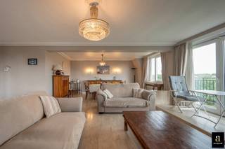 <span>Prachtige hoekappartement van ca. 130 m², gelegen in een exclusieve villaresidentie in het hart van het Zoute, op wandelafstand van het strand, de zee en de mooiste wandel- en fietspaden. Dankzij de hoekligging geniet het appartement van een overvloed aan natuurlijk licht en een aangenaam gevoel van ruimte. De royale leefruimte omvat een gezellige zithoek, een eethoek met open haard en een volledig geïntegreerde keuken. Vanuit de woonkamer heeft u toegang tot het zonnige, zuidgerichte terras, waar u in alle rust kunt genieten van een open uitzicht op het groen en de karaktervolle villaresidenties van het Zoute. Het appartement beschikt over twee volwaardige slaapkamers, elk voorzien van een eigen badkamer. Verder beschikt het appartement over een privatieve kelderberging en de mogelijkheid tot het aankopen van een dubbele garage in de residentie</span>