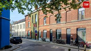 Deze volledig en hoogwaardig gerenoveerde woning werd van A tot Z aangepakt, van riolering tot dak, en voldoet vandaag aan de strengste energie-eisen met een uitstekende EPC-score A. De architecturale indeling met split-levels zorgt voor een unieke woonbeleving met veel licht en een speelse dynamiek.<br /><br />Bij het binnenkomen bevindt zich de inkomhal met een praktische voorplaats, ideaal voor fietsen, wasmachine en extra bergruimte. Op het gelijkvloers vindt u vervolgens de volledig geïnstalleerde keuken, die dankzij de grote glaspartijen tot boven baadt in het licht en een zicht biedt op de gezellige stadskoer.<br /><br />De eerste verdieping herbergt een lichtrijke leefruimte met grote raampartijen die zorgen voor een aangename en open sfeer. Op de tweede verdieping bevinden zich twee volwaardige slaapkamers. De derde verdieping biedt nog eens twee slaapkamers en een moderne douchekamer.<br /><br />Gelegen in een groene en aangename omgeving, met een groenstrook en de Schelde op slechts 50 meter afstand, combineert deze woning rust met een uitstekende bereikbaarheid.<br />Onmiddellijk beschikbaar. <br /><br />Contacteer Top Vastgoed voor een bezoek op 0475 700 700.