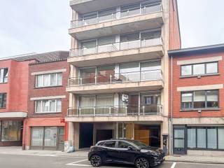 Dit gezellige appartement op de eerste verdieping is gelegen binnen de Leuvense binnenring. Je komt binnen in een gezellige inkomhall. Het appartement bestaat verder uit een afzonderlijk toilet, ingerichte keuken alsook badkamer met lavabo, toilet en douche. Er is zowel een terras aan de voorzijde als aan de slaapkamer aan de achterzijde. Dankzij de perfecte ligging, op wandelafstand van het station en het centrum, is dit appartement ideaal voor iedereen die wil genieten van het bruisende stadsleven.<br />De huurprijs bedraagt 925 euro per maand, alsook wordt er 150 euro gevraagd voor de vaste kosten waarbij een voorschot voor water en verwarming reeds zijn verrekend. Voor elektriciteit en internet is de huurder zelf vrij om een contract naar keuze af te sluiten. Verder is het mogelijk een overdekte parkeerplaats bij te huren voor 80 euro.<br /><br /><strong>Wil je gezellig woning op een toplocatie te Leuven, schrijf je nu in voor het bezoekmoment op 19 maart op onze website (https://www.immogve.be/appartement-te-huur-in-leuven/7611550) via de groene kader. Druk eerst op het bolletje voor de datum en klik vervolgens op “plan uw bezoek”. Nadat alle gegevens werden ingevuld en de gegevens werden verzonden, bent U ingeschreven.</strong>