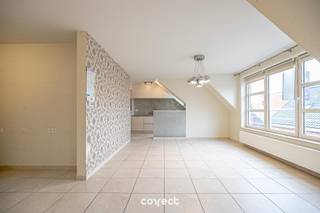 Instapklaar appartement met 3 slaapkamers en terras. STARTPRIJS: Elk bod boven deze startprijs, wordt voorgelegd aan de eigenaars, die al dan niet kunnen in gaan op dit aanbod.Dit zeer ruim appartement van 143 m² biedt een moderne en comfortabele leefomgeving in het hart van Eernegem.De leefruimte van maar liefst 55 m² heeft een aangename lichtinval en biedt toegang tot de open keuken, uitgerust met alle nodige toestellen. De ruime inkomhal en praktische indeling zorgen voor een open, ruimtelijk gevoel. Aansluitend aan de keuken is er de bergruimte met aansluiting voor wasmachine. Het appartement is voorzien van 3 ruime slaapkamers, badkamer met douche en ligbad. Het zonnige terras van 21 m², afgewerkt met bankirai, biedt een ideale buitenruimte om te ontspannen.Met lage maandelijkse lasten en een toplocatie dichtbij alle voorzieningen, is dit appartement een uitstekende keuze voor wie modern, comfortabel en centraal wil wonen.Contacteer Nele voor een bezoek ter plaatse:0494 03 02 86nele@correctvastgoed.beWij verzorgen ook de schatting van uw woning. Bel voor meer info!Vanaf heden kunt u gebruik maken van onze online schattingstool om de waarde van uw woning helemaal vrijblijvend na te gaan.👉 https://www.correctvastgoed.be/schatting