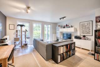 Welkom in dit bijzonder verzorgde appartement, gelegen in een uiterst stijlvol complex met een prachtige, gigantische parktuin. Hier geniet je van rust, groen en comfort, zonder in te boeten op bereikbaarheid: het centrum van Sint-Niklaas ligt op fietsafstand en het openbaar vervoer brengt je vlot overal naartoe.<br />Het appartement biedt een ruime, lichtrijke leefruimte die naadloos overgaat in een knappe open keuken, uitgerust met alle modern comfort. De badkamer beschikt over een dubbele spoelbak én zowel bad als douche. Vanuit het ruime zonneterras kijk je uit op het weelderige groen — een rustgevend zicht dat je elke dag doet thuiskomen.<br />Alles is met zorg afgewerkt, zodat je meteen kan intrekken. Denk aan centrale verwarming op aardgas met condensatieketel, een elektriciteitskeuring conform tot 2041 en een uitstekend EPC-label A. De aparte, ruime berging biedt volop opbergruimte.<br />Extra troef: een ondergrondse staanplaats én ondergrondse berging zitten mee in de prijs. De plannen zijn beschikbaar.<br />Zeer rustig, groen en instapklaar wonen — een unieke kans. Bel ons nu voor een afspraak op het nummer: 052/46.38.03 en wie weet tot binnenkort!