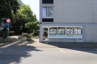 Op zoek naar een verhuurd investeringsvastgoed met onmiddellijke huurinkomsten? Deze lichtrijke hoekhandelsruimte van ca. 144 m² (volgens EPC) bevindt zich op het gelijkvloers van een appartementsgebouw en combineert een sterke zichtbaarheid met een praktische indeling en een langdurige huurhistoriek.

Dankzij de kamerbrede raampartijen en de hoekligging geniet het pand van bijzonder veel natuurlijk licht en een opvallende aanwezigheid in het straatbeeld. De ruimte omvat een ruime open kantoor- en wachtruimte, kitchenette met opbergruimte, afzonderlijke vergaderzaal, toilet en privatieve kelderberging.

De huidige huurder is reeds ca. 12 jaar in het pand gevestigd en betaalt € 1.147,87 huurprijs per maand, excl. € 200 provisie. Dit resulteert in een jaarlijkse basishuur van € 13.774,44. Ten opzichte van de vraagprijs van € 279.000 komt dit overeen met een indicatief brutohuurrendement van ca. 4,9%.

Een interessante opportuniteit voor wie zijn vastgoedportefeuille wil uitbreiden met commercieel vastgoed en bestaande huurinkomsten.

Plan uw bezoek en ontdek het potentieel ter plaatse. Contacteer Verbiest Vastgoed voor meer informatie of een persoonlijke rondleiding.

Denkt u zelf aan verkopen of verhuren? Neem contact met ons op voor een gratis en vrijblijvende waardebepaling.
Mail: info@verbiestvastgoed.be / Tel. 0478.38.46.21