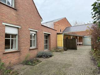 In het hart van Beveren-Leie vinden we deze charmante halfopen woning met uitzonderlijk magazijn, ideaal voor wie wonen en werken wil combineren...