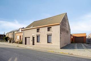 Au 35 Damstraat, vous découvrirez une maison qui inspire immédiatement un sentiment de tranquillité. Un lieu d'une superficie habitable de 174,40...