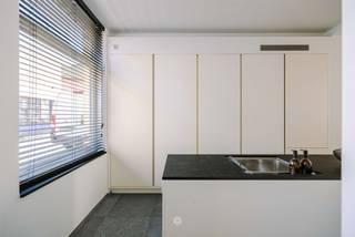 <p><span>LEDEBERG - Stijlvol gerenoveerde stadswoning nabij Gent </span></p><p><span> </span></p><p><span>Gelegen in de Langestraat 74 bevindt zich deze smaakvol gerenoveerde rijwoning.<br />De woning onderging een grondige renovatie in 2014, wat resulteert in een energiezuinig EPC B. Doorheen de woning merkt u een doordachte aanpak met een sterke focus op afwerking, detail en hoogwaardige materialen.</span></p><p><span> </span></p><p><span>Dankzij de strategische ligging bevindt u zich op korte afstand van het Centrum van Gent, met een ruim aanbod aan winkels, scholen en openbaar vervoer op wandel- en fietsafstand, en een vlotte aansluiting op de belangrijkste invalswegen.</span></p><p><span> </span></p><p><span>Enkele troeven: </span></p><ul><li><span>Energiezuinig</span></li><li><span>Grondig en kwalitatief gerenoveerd</span></li><li><span>Centrale ligging</span></li></ul><p><span> </span></p><p><span>De indeling gaat als volgt:</span></p><p><span>Gelijkvloers: </span></p><p><span>Via de inkomhal heeft u toegang tot de volledig geïnstalleerde open keuken, die samen met de eetkamer en woonkamer één mooi geheel vormt. Dankzij de grote raampartijen en het gevelbrede schuifraam geniet u van een overvloed aan natuurlijk licht en een naadloze overgang naar de onderhoudsvriendelijke buitenruimte.</span></p><p><span>Centraal in de woning bevindt zich een sfeervolle patio met plafondhoge ramen en een aangelegd vijvertje, wat zorgt voor extra licht en een uniek karakter. </span></p><p><span>Verder beschikt het gelijkvloers over een gastentoilet en een praktische bergruimte onder de trap met aansluiting voor wasmachine.</span></p><p><span> </span></p><p><span>Verdieping(en): </span></p><p><span>Op de eerste verdieping bevindt zich een ruime slaapkamer met ingemaakte kasten. De badkamer is uitgerust met een lavabo, toilet en douche in bad. </span></p><p><span>De zolderverdieping is bereikbaar via de vaste trap en werd volledig afgewerkt. Deze polyvalente ruimte kan perfect dienst doen als hobbyruimte of bureau en biedt de mogelijkheid tot het creëren van twee volwaardige slaapkamers.</span></p><p><span> </span></p><p><span>Belangrijk: </span></p><p><span>Richtprijs: 445.000 EUR</span></p><p><span>EPC: B (119 kWh/ m² jaar)</span></p><p><span> </span></p><p><span>Benieuwd naar deze eigendom? Neem contact op met Axel Lenaerts Makelaars voor een bezoek ter plaatse: <span>destelbergen@axellenaerts.be</span></span><span> of 09/219.08.77</span></p>