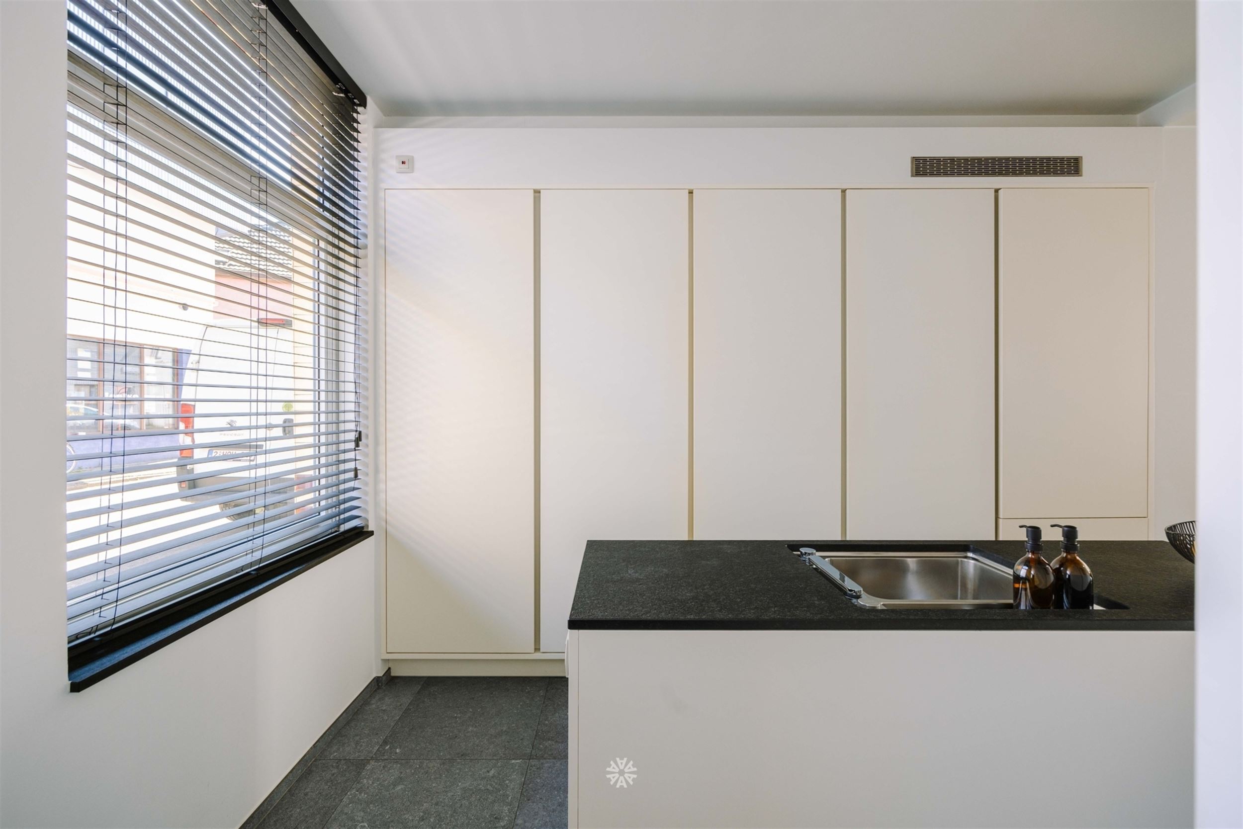 Stijlvol gerenoveerde stadswoning nabij Gent  - foto 2