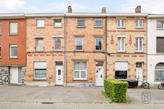 Op zoek naar een instapklare gezinswoning met vier slaapkamers, een zonnige tuin en alle nodige attesten op zak? Dan zal deze charmante woning in de Elfde Julilaan 100 te Kortrijk u ongetwijfeld weten te bekoren.<br /><br />Bij het betreden van de woning komt u terecht in een charmante inkomhal die toegang biedt tot de gezellige leefruimte. Aansluitend bevindt zich de functionele keuken, gevolgd door de badkamer uitgerust met douche en toilet, Achteraan de woning vindt u een bijzonder aangename ruimte die perfect kan dienen als slaapkamer, tweede leefruimte, bureau of polyvalente ruimte. Vanuit deze kamer geniet u van een prachtig zicht op de tuin, wat zorgt voor een extra gevoel van rust en ruimte. Daarnaast beschikt de woning over een praktische kelder.<br />Op de eerste verdieping bevinden zich twee volwaardige slaapkamers. De tweede verdieping biedt nog eens twee extra slaapkamers, waardoor deze woning in totaal maar liefst vier slaapkamers telt.<br /><br />Troeven: conforme elektrische keuring, dak én gevels geïsoleerd, centrale verwarming op aardgas via radiatoren met hoogrendementsketel, overal PVC-ramen met dubbele beglazing en rolluiken, gunstig EPC-label C, vier volwaardige slaapkamers, veel mogelijkheden dankzij de polyvalente ruimte achteraan, aangename tuin, ideale gezinswoning nabij winkels, scholen en verbindingswegen. <br /><br />Ruimte, comfort en zekerheid onder één dak: de ideale gezinswoning in hartje Kortrijk!<br /><br />Interesse? feline@immobeguin.be