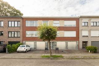 Sommige appartementen voelen groter aan dan je verwacht.<br /><br />Dat is precies wat meteen opvalt in dit appartement op de tweede verdieping van een kleinschalig gebouw in een rustige wijk van Kapellen. De lichtrijke leefruimte en de doordachte indeling zorgen voor een aangenaam ruimtegevoel, terwijl de gemeenschappelijke tuin een mooie extra troef vormt.<br /><br />Het appartement beschikt over twee slaapkamers, een badkamer en een dubbele garage. Dankzij de gunstige ligging woon je bovendien op korte afstand van het centrum van Kapellen, winkels, openbaar vervoer en alle dagelijkse voorzieningen.<br /><br />Met een EPC-label B geniet je bovendien van een energiezuinige woonst.<br />De gemeenschappelijke kosten bedragen € 95,00 per maand, inclusief een provisie voor de verwarming. Het appartement is beschikbaar vanaf 1 augustus 2026.<br /><br />Ben je op zoek naar een rustig gelegen appartement waar ruimte, comfort en een centrale ligging mooi samenkomen? Dan laten we je deze woning graag zelf ontdekken.