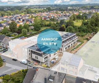 <p>Voor meer info of een bezoek 053 59 49 34 - Op een<strong> toplocatie in Liedekerke</strong> wordt dit <strong>prachtige nieuwbouwproject “Baron de L</strong>” ontwikkeld. Deze luxueuze nieuwbouwresidentie bestaat uit 15 nieuwbouwappartementen (gelijkvloerse appartementen alsook duplex appartementen) met zowel de keuze uit 1, 2 of 3 slaapkamers alsook een ruime woning (halfopen bebouwing)! De bouwheer en de architect hebben deze residentie ontworpen met het oog op de toekomst waarbij rekening gehouden werd met kwalitatieve materialen, duurzaam bouwen en <strong>energiezuinige installaties</strong> (warmtepomp, zonnepanelen, isolatie). Tevens beschikt ieder appartement over een zeer ruim terras waarbij er onmiddellijke connectie is met de leefruimte, waardoor we enorm lichtrijke eet- en leefruimtes creëren! Open ruimten, lichtinval, <strong>energiezuinigheid, kwalitatieve afwerking en materialen</strong> worden hier hoog in het vaandel gedragen. Dit in combinatie met een toplocatie maakt dit project een pareltje in het centrum van Liedekerke! Aan parkeergelegenheid geen gebrek! Er zijn zowel <strong>ondergrondse als bovengrondse staanplaatsen</strong> alsook bergingen te koop. <strong>Afwerking van de entiteiten kan naar eigen smaak en budget.</strong></p>
<p><strong>*Prijs vermeld in de advertentie betreft prijs excl. BTW en kosten</strong></p>