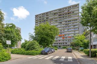<p><span>Droomt u van wonen op hoogte met een schitterend vergezicht? Dan is dit appartement op de twaalfde verdieping van een verzorgd gebouw aan de Bosuil in Deurne beslist een bezoek waard!</span></p><p><span>Via de centrale inkomhal met vestiaire komt u binnen in de ruime en lichtrijke leefruimte. De gezellige living biedt directe toegang tot het terras, waar u elke dag kunt genieten van een adembenemend panoramisch zicht over de wijde omgeving.</span></p><p><span>Aansluitend bevindt zich de moderne, volledig uitgeruste keuken, die alle comfort biedt voor wie graag kookt voor vrienden en familie.</span></p><p><span>De nachthal geeft toegang tot twee volwaardige slaapkamers. Verder beschikt het appartement over een badkamer met ligbad en douchemogelijkheid, evenals een apart gastentoilet.</span></p><p><span>Als extra troef beschikt het appartement over een pirvate kelderberging, ideaal voor extra opslagruimte.</span></p><p><span>Bij het appartement is verplicht een autostaanplaats bij aan te kopen aan  19.000.</span></p><p><span>Het appartement is momenteel verhuurd, ideaal als investering of om er later zelf te gaan wonen.</span></p><p><span> </span></p><p><span>Bijzonderheden</span><span>:</span></p><p><span>EPC Energielabel C - 219 kwh/(m² jaar)</span></p><p><span>Geen renovatieplicht</span></p><p><span>De elektriciteit is conform</span></p><p><span>CV is gemeenschappelijk op gas</span></p><p><span>P-score: A</span></p><p><span>G-score: A</span></p>