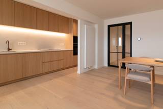 Appartement deux chambres entièrement rénové de 89 m² au premier étage avec une magnifique vue sur la mer et un score EPC favorable de catégorie...