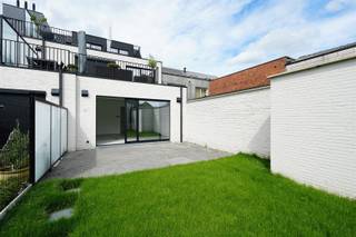 <p><span>Wonen in Berlaar-Heikant is een zaligheid in dit appartement! Het appartement heeft een EPC-label A en is voorzien van modern comfort, inclusief zonnepanelen.</span></p><p><span>Bij binnenkomst bereik je via de hal de leefruimte met overvloedig daglicht dankzij de grote ramen. De open keuken is uitgerust met moderne toestellen. Er zijn twee bergruimtes beschikbaar, heel praktisch!</span></p><p><span>De twee slaapkamers zijn ruim en de badkamer is voorzien van inloopdouche en een brede lavabo met meubel. Het toilet is apart.</span></p><p><span>Buiten biedt het appartement een groot terras en omsloten tuintje, perfect voor zomerse barbecues of een rustig glas wijn in de avond. De private carport met gesloten berging sluit met een poortje rechtstreeks aan op de tuin.</span></p><p><span>Gelegen in de dorpskern, profiteert u van de nabijheid van lokale winkels, scholen en openbaar vervoer, terwijl u toch kunt genieten van de rust en privacy die deze woonst biedt.</span></p><p><span>Mis deze kans niet om uw toekomstige woonst te bezichtigen in het hart van Berlaar-Heikant. Het kleinschalige gebouw met toffe mede-bewoners die ook allemaal eigenaar zijn, biedt rust en netheid!</span></p><p><span>Contacteer ons vandaag nog op 0479/01.01.01!</span></p>