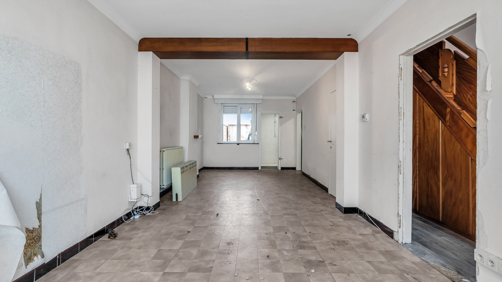 TE RENOVEREN WONING MET VEEL MOGELIJKHEDEN OP GUNSTIGE LOCATIE! - foto 5