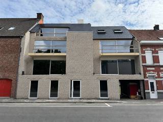 Residentie Carton is een kleinschalige en kwalitatieve nieuwbouwresidentie met 7 appartementen, gelegen in het hart van Olsene, recht tegenover het kerkplein. Alle winkels, voorzieningen, scholen en openbaar vervoer bevinden zich op wandelafstand, wat zorgt voor een bijzonder aangename woonomgeving.<br /><br />Dankzij de centrale ligging geniet u bovendien van een vlotte verbinding naar Deinze (Gent) en Waregem (Kortrijk). Ook de op- en afritten van de E17 bevinden zich op een boogscheut van de residentie.<br /><br />De residentie beschikt over privatieve garages, carports en autostaanplaatsen, evenals een gemeenschappelijke, overdekte fietsenstalling.<br /><br />Elk appartement wordt afgewerkt met kwalitatieve materialen en geniet van een doordachte indeling met veel lichtinval. De leefruimtes sluiten aan op een open keuken, wat zorgt voor een modern en comfortabel woongevoel.<br /><br />Op technisch vlak is Residentie Carton volledig futureproof:<br />– vloerverwarming<br />– warmtepomp (lucht/water)<br />– ventilatiesysteem type D<br />– privatieve zonnepanelen per appartement<br /><br />Het gebouw is momenteel in aanbouw. Het lastenboek is steeds opvraagbaar en bijkomende informatie of plannen kunnen vrijblijvend worden toegelicht.<br />Aankoop aan 6% btw is mogelijk, mits voldaan wordt aan de voorwaarden.<br /><br />Appartement 00.02 – gelijkvloers<br /><br />Dit gelijkvloers appartement heeft een bewoonbare oppervlakte van 60,00 m² en beschikt over één slaapkamer. Het appartement beschikt over een terras van 18,50 m² en een privatieve tuin van 70 m², gelegen aan de achterzijde van het gebouw.<br /><br />Een garage, carport of autostaanplaats zijn afzonderlijk aan te kopen.<br />EPB in opmaak.<br /><br />Graag meer informatie? Neem gerust contact met ons op.