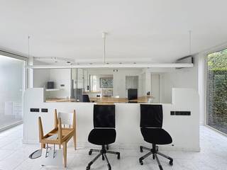 This office is located near the entrance and exit of the E40 Gistel and is therefore very easy to reach by car and public transport...