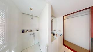 <p><strong>Design appartement</strong> van Jo Crepain met prachtig terras aan het <strong>Modemuseum</strong></p>
<p>Indeling: Hal met kastenwand en gastentoilet.<strong> Royale leefruimte</strong> met veel lichtinval. <strong>Design keuken</strong> voorzien van alle toestellen. Een eerste klein terras. <strong>Hoofdslaapkamer met dressing</strong>. Luxueuse badkamer voorzien van bad, douche en dubbele wastafel. Tweede slaapkamer.<br />Via de trap bereikt men een multifunctionele kamer voorzien van kasten en kitchenette. <strong>Zonnig terras</strong> met open zicht over de stad.</p>
<p>Het volledige appartement is voorzien van een gietvloer. Overal werden <strong>hoogwaardige materialen</strong> gebruikt.</p>
