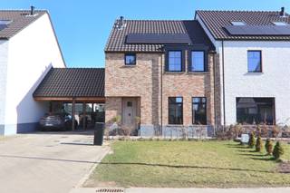 LANDELIJKE HUURWONING MET 3 SLKS, CARPORT + TUIN Hof van Sprolant is een rustige woonbuurt gelegen in het landelijke Broekom nabij Tongeren-Borgloon...