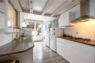 Tof gelijkvloers appartement met tuin in een rustige straat nabij het centrum van Wilrijk!<br /><br />Het appartement heeft volgende indeling: via de toegangsdeur betreedt men de leefruimte voorzien van inbouwkasten en een lichtrijke open keuken met toegang tot de gezellige tuin met terras van in totaal ca. 80m2.<br /><br />Aansluitend aan de keuken een bergruimte voorzien van aansluitingen voor wasmachine en droogkast. <br /><br />Aan de voorzijde een eerste slaapkamer (9m2) voorzien van rolluiken. <br />Aan de achterzijde een tweede ruime slaapkamer (12m2) voorzien van een dressing en toegang tot de vernieuwde badkamer uitgerust met een moderne inloopdouche, een ligbad met douchefunctie, een lavabo en een apart toilet. <br /><br />Ten slotte is er nog een ruime privatieve kelderberging mee inbegrepen. <br /><br />Belangrijkste troeven:<br /><br />- Kleinschalig gebouw met lage kosten (twee appartementen)<br />- Reeds vernieuwde badkamer<br />- Aparte meters voor nutsvoorzieningen<br />- Privatieve kelderberging mee inbegrepen<br />- Ruime en zonnige tuin<br /><br />Asbestattest in aanvraag.<br /><br />96m2 bewoonbare oppervlakte cfr EPC.<br /><br />Wenst u een bezoek of meer informatie? Dan kan u ons steeds contacteren via info@dvarealestate.be of via 03/297.00.00.