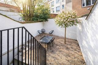 <p>Verscholen tussen de levendige straten van t’ Zuid, vlakbij de Marnixplaats, ligt de sfeervolle Verbondsstraat. Deze charmante enclave biedt een welkome afwisseling van het bruisende stadsleven, met zijn rustige sfeer en karakteristieke architectuur.</p>
<p>In een kleinschalig gebouw uit 2015 bevindt zich dit prachtige duplexappartement. Bij het betreden van de bel-etage komt u meteen in de stijlvolle leefkeuken, uitgerust met een ruim kookeiland en kwalitatieve keukentoestellen. Aansluitend vindt u de royale leefruimte, waar grote schuiframen zorgen voor een directe verbinding met de zuidwestgerichte tuin. Dankzij de hoge plafonds en de overvloed aan natuurlijk licht dat via de schuiframen binnenvalt, geniet u hier van een aangenaam open en luchtig gevoel. De recente parketvloer die doorheen de volledige ruimte is doorgetrokken, zorgt bovendien voor een warme en gezellige sfeer.</p>
<p>De lager gelegen verdieping beschikt over twee comfortabele slaapkamers, die beide rechtstreeks toegang bieden tot de tuin en zo zorgen voor een aangename verbinding met buiten. Daarnaast is er een stijlvolle badkamer aanwezig, uitgerust met een dubbele lavabo en een ruime inloopdouche. Verder omvat deze verdieping een praktische berging en een apart toilet, wat bijdraagt aan extra comfort en functionaliteit.</p>
<p>Tot slot bestaat de mogelijkheid om de garage, gelegen onder het appartement, afzonderlijk bij aan te kopen.</p>
<p>Interesse in dit stijlvol appartement? <br />Contacteer Listed voor een bezoek: +32 3 283 51 51.</p>