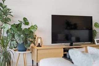<p>Bienvenue dans cet élégant appartement situé au 264A de la Hundelgemsesteenweg à Ledeberg (Gand).</p><p>Situé dans un emplacement exceptionnel à Ledeberg, cet appartement vous permet de profiter du meilleur des deux mondes : un cadre calme et verdoyant offrant une magnifique vue dégagée, tout en bénéficiant d'une excellente accessibilité. Les commerces, les transports en commun, les écoles et les axes routiers se trouvent à proximité, tandis que l’appartement offre une vue imprenable sur un vaste paysage verdoyant.</p><p>Cet appartement récent, livré en 2021, offre une surface habitable de 117 m² et est encore à l’état neuf. Grâce à ses finitions haut de gamme, ses pièces à vivre lumineuses et ses deux terrasses spacieuses, cet appartement est prêt à emménager et allie confort et qualité.</p><p>Avec un label EPC A, un score P A et un score G A pour l'évaluation de la consommation d'eau, ce bien répond en outre aux normes actuelles en matière d'efficacité énergétique et de durabilité.</p><p>Agencement<br />En passant par le hall d'entrée, vous accédez à l'appartement et vous vous retrouvez dans le salon lumineux doté de grandes baies vitrées et d'une cuisine ouverte entièrement équipée. Depuis le salon, vous avez un accès direct à la terrasse spacieuse, où vous pourrez profiter en toute tranquillité de la vue sur la verdure.</p><p>L'appartement dispose également de toilettes pour invités, d'une salle de bains élégante et de deux chambres à coucher spacieuses. Les deux chambres donnent sur une deuxième terrasse, ce qui offre un espace extérieur supplémentaire et crée une transition agréable entre l'intérieur et l'extérieur.</p><p>L’appartement dispose également d’une place de parking privative et d’un local à vélos commun, ce qui vient parachever le confort de vie.</p><p>Atouts<br />• Emplacement exceptionnel entre le centre-ville animé et la vallée de l’Escaut<br />• Accès rapide au centre de Gand, à l’E17 et à l’E40<br />• Commerces, écoles, transports en commun et restaurants accessibles à pied ou à vélo<br />• Cadre de vie paisible avec une vue dégagée et verdoyante<br />• Résidence de qualité offrant un confort de vie contemporain<br />• Idéal comme résidence principale et comme investissement durable<br />• Disponible dès la signature de l'acte<br />• Prix demandé : 459 000 €</p><p>Un appartement prêt à emménager où l'espace, le confort et un emplacement de choix s'allient à la perfection.</p><p>Contact<br />Plus d'informations ou une visite ?<br />Bart : +32 470 80 51 08 ou bart@heritagevastgoed.be]<br /> </p>